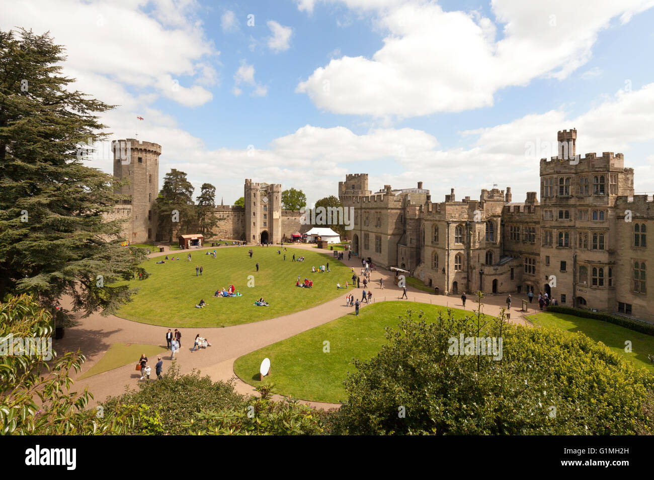 Il castello di Warwick, il cortile centrale e Guy's Tower a sinistra, Warwick, Warwickshire, Regno Unito Foto Stock