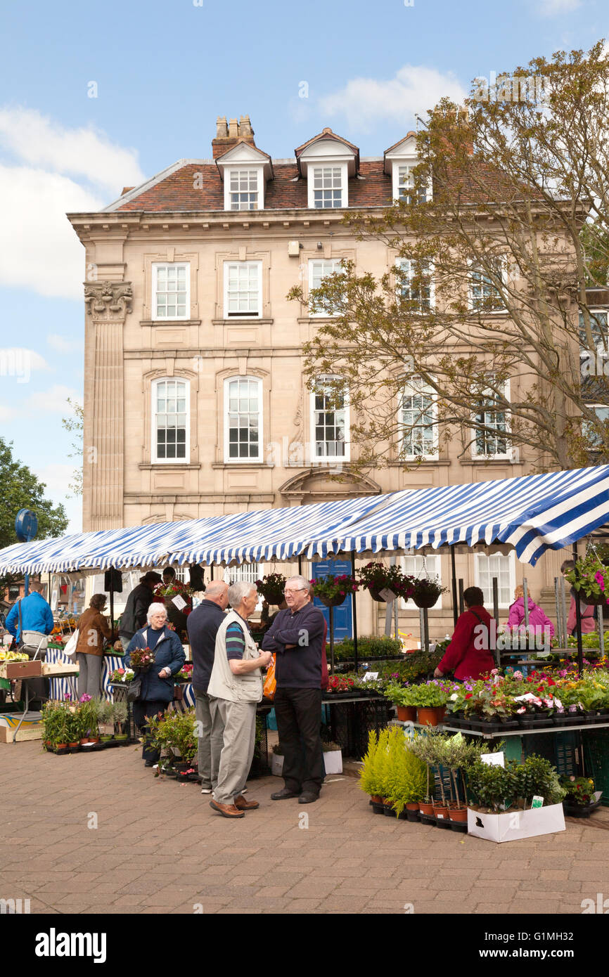 People shopping a Warwick città mercato, Warwick, Warwickshire England Regno Unito Foto Stock