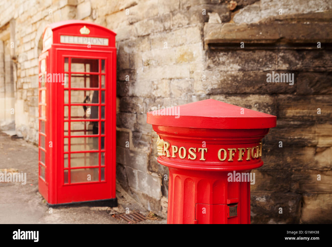 Un vittoriano di casella postale a partire dal 1856, e un vecchio telefono rosso casella nella porta est, Warwick, Warwickshire England Regno Unito (vedere anche G1MH37) Foto Stock