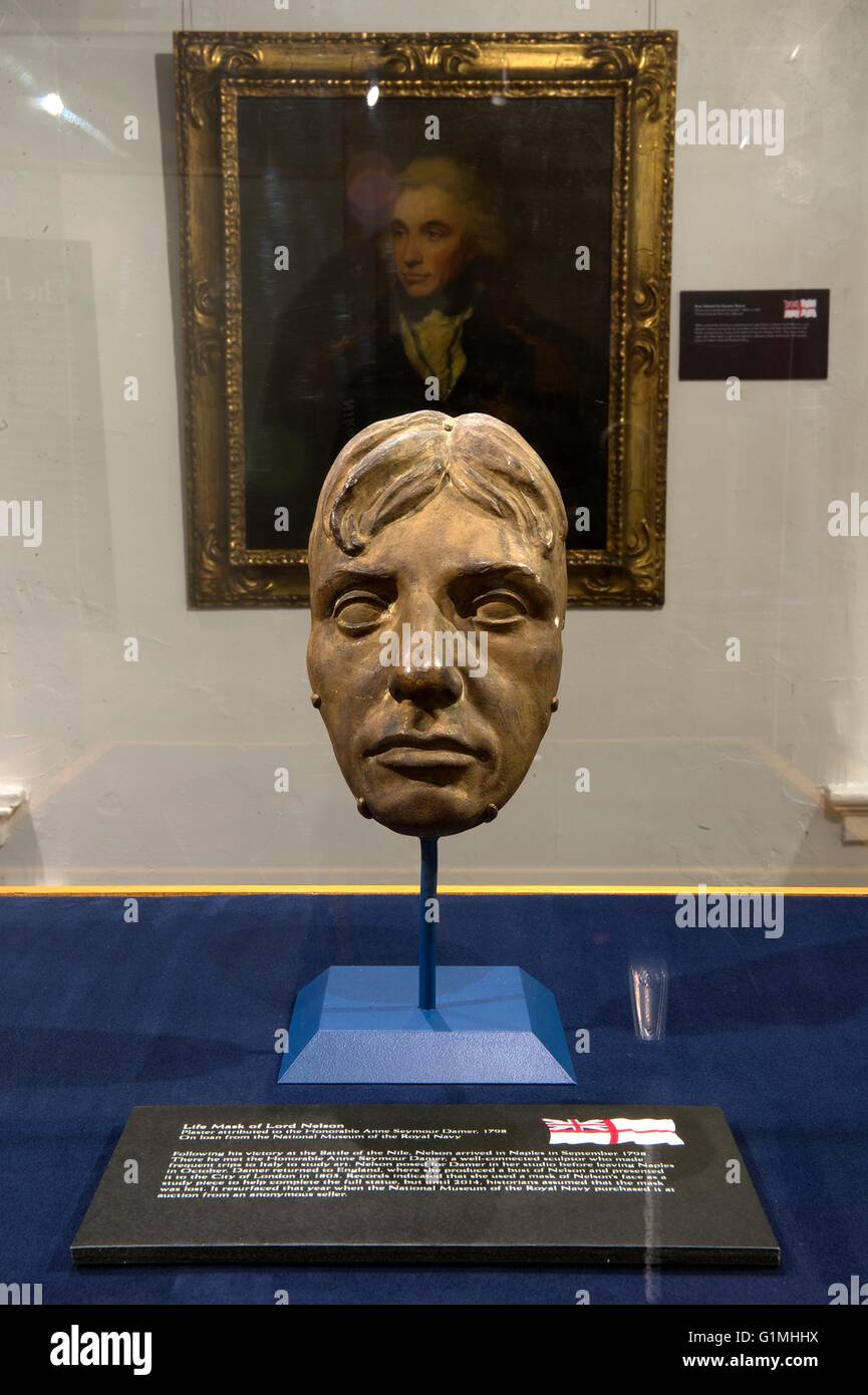 Un ritratto dipinto del Signore l'ammiraglio Horatio Nelson si affaccia su un 1798 colato dal suo volto a U.S. Naval War College Museum Gennaio 4, 2016 a Newport, Rhode Island. Foto Stock