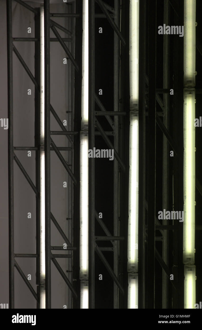 Vita interiore di un pannello illuminato con tubi fluorescenti. Foto Stock