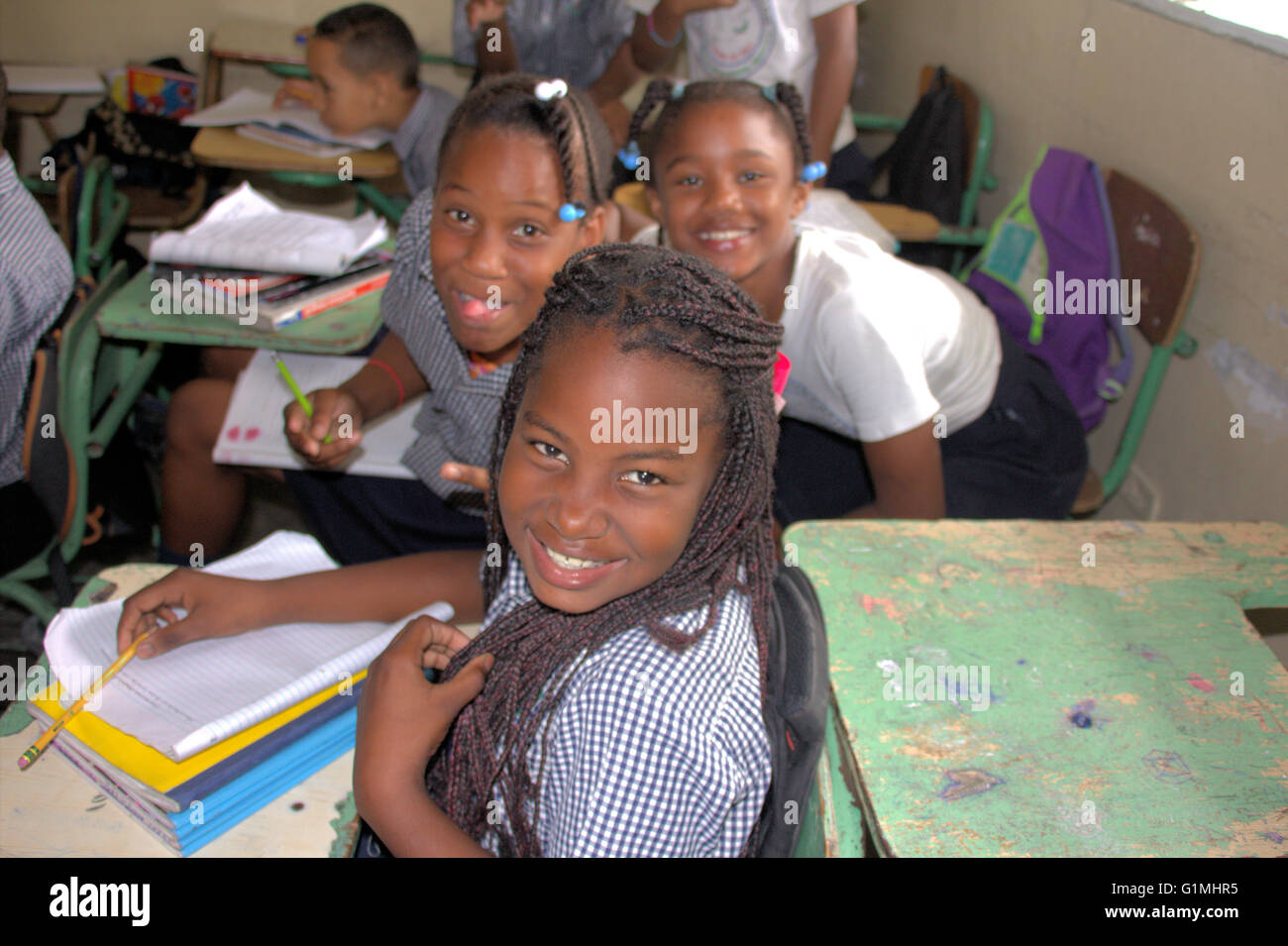 Un gruppo di scuola privata i bambini nella Repubblica Dominicana pongono per la fotocamera. Foto Stock