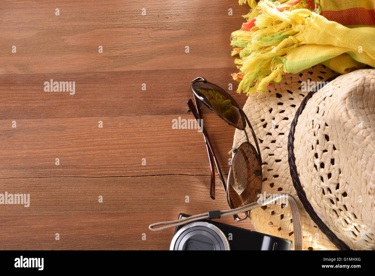 Accessori per la spiaggia e il turismo preparato su un marrone tavolo in legno. Vista dall'alto. Composizione orizzontale Foto Stock