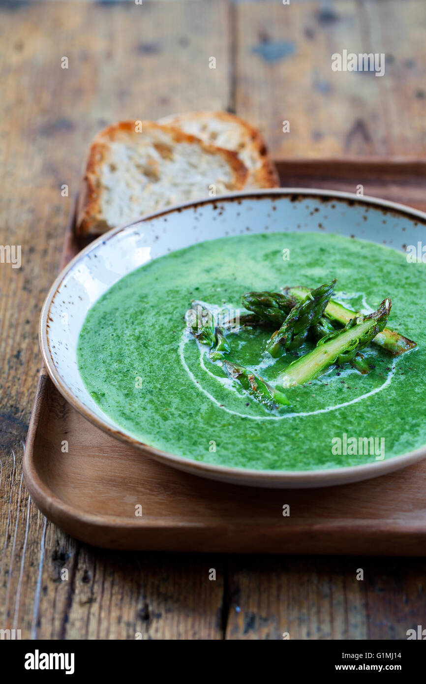 Gli asparagi e la zuppa di spinaci Foto Stock