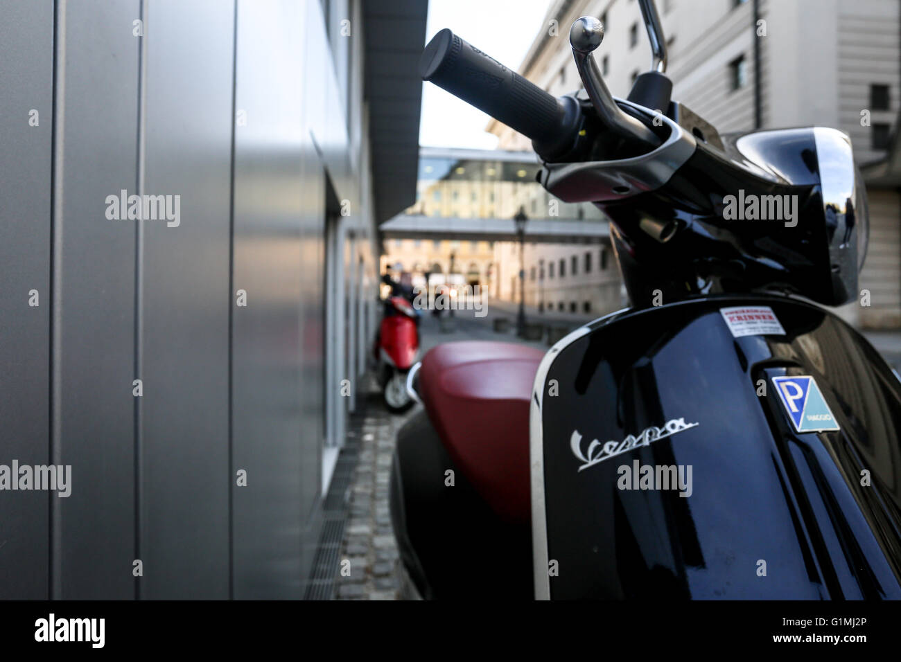 Nero scooter Vespa in città Foto Stock