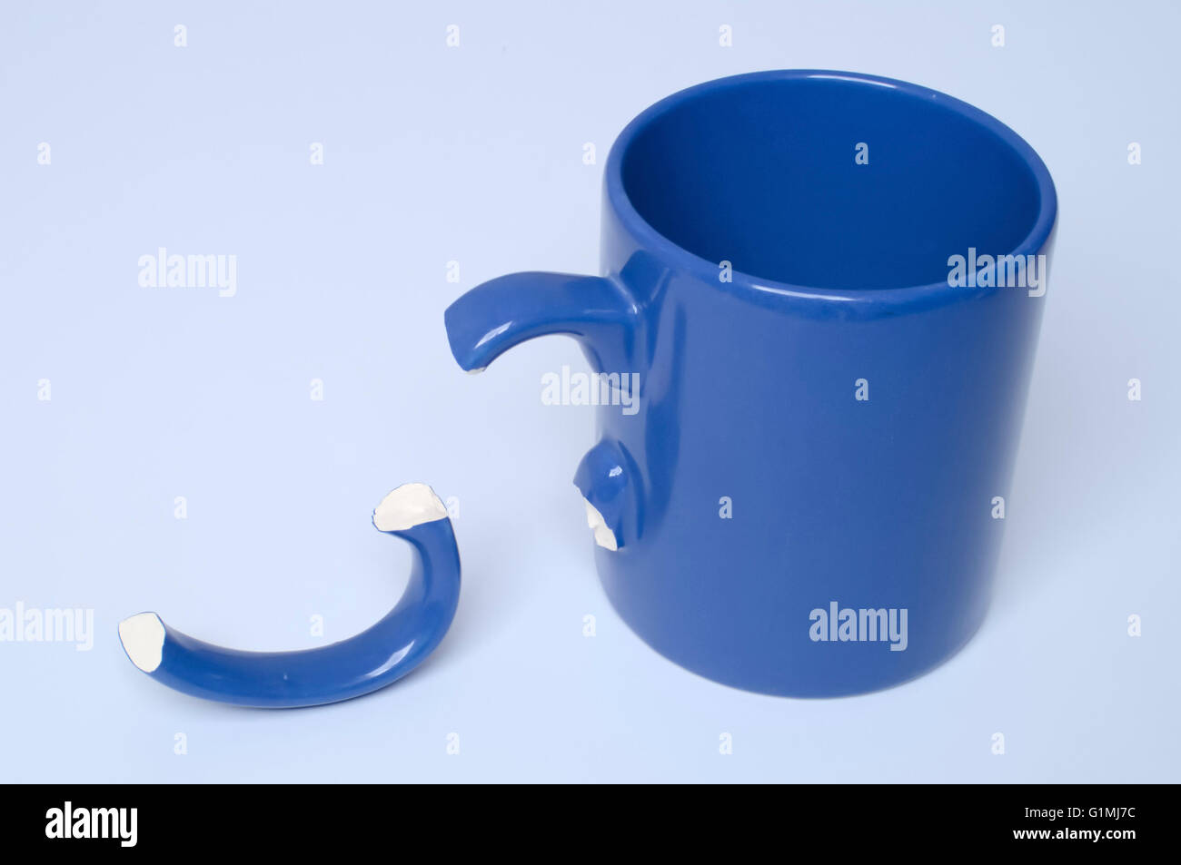 Frammenti portare fortuna! Blue tazza da caffè con una maniglia rotta Foto Stock