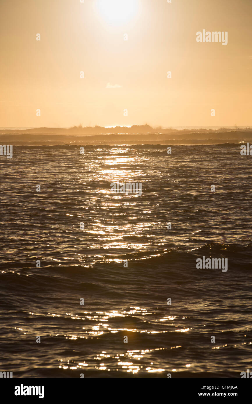 Il sole tramonta sull'oceano. Foto Stock