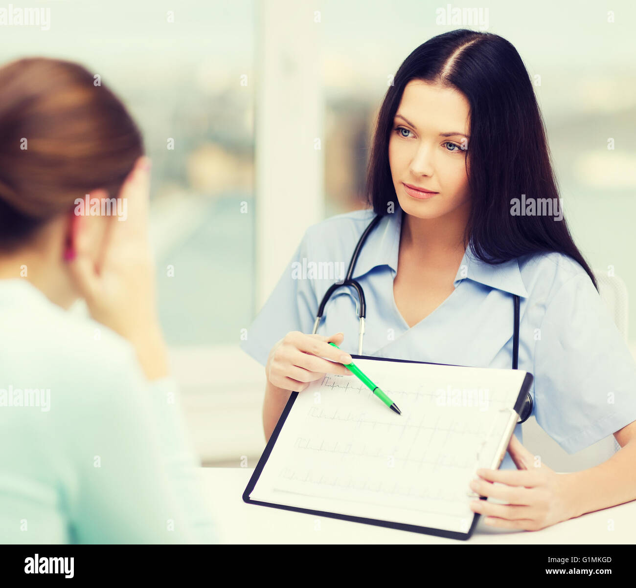 Donne medico o infermiere con il paziente Foto Stock