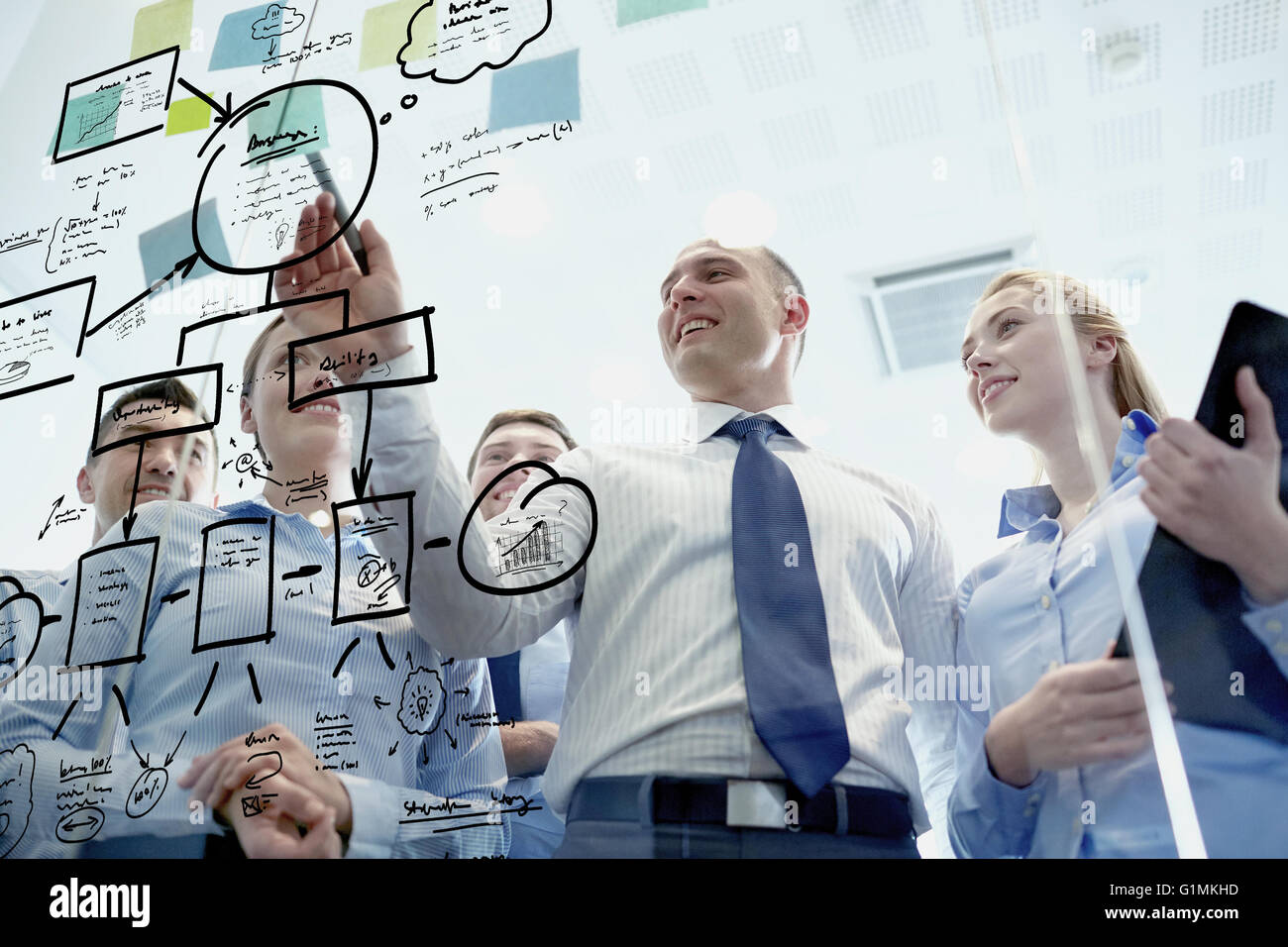 Sorridente la gente di affari con un pennarello e adesivi Foto Stock