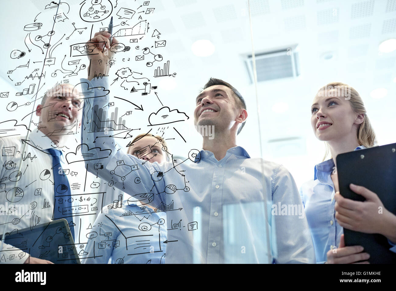 Sorridente la gente di affari con un pennarello e adesivi Foto Stock