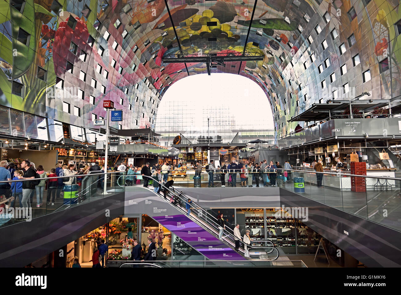 Interni colorati del mercato di Rotterdam (mercato di Rotterdam) presso la piazza Blaak olandese Paesi Bassi Foto Stock