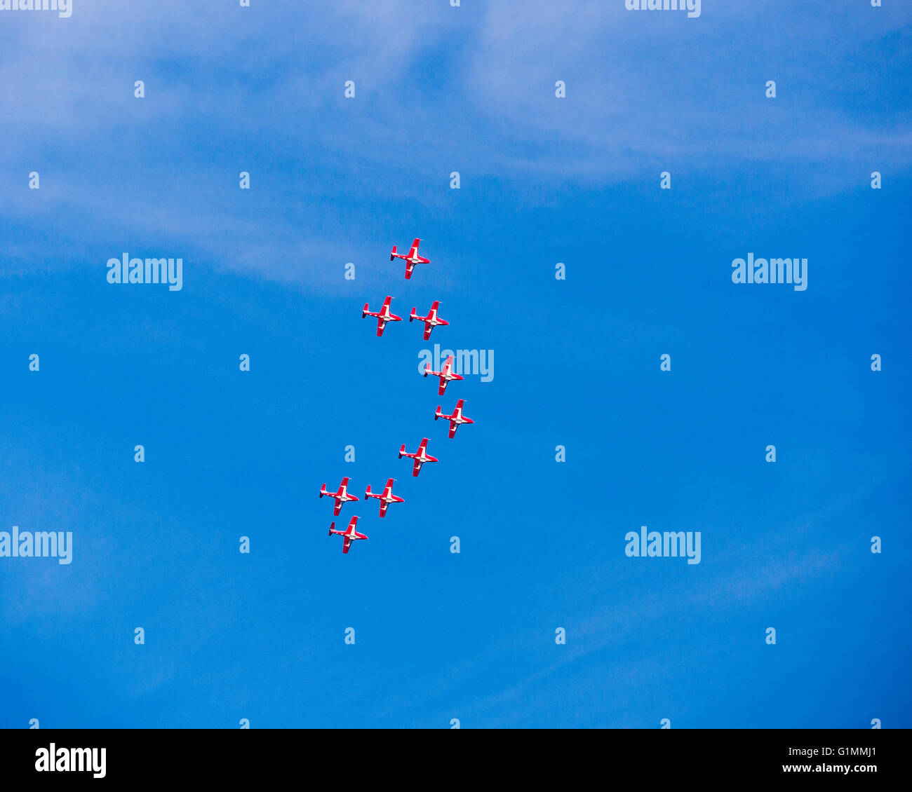 Il Snowbirds, forze canadesi 431 Squadrone, air show dimostrazione di volo team, sorvolano Summerland, BC, Canada Foto Stock