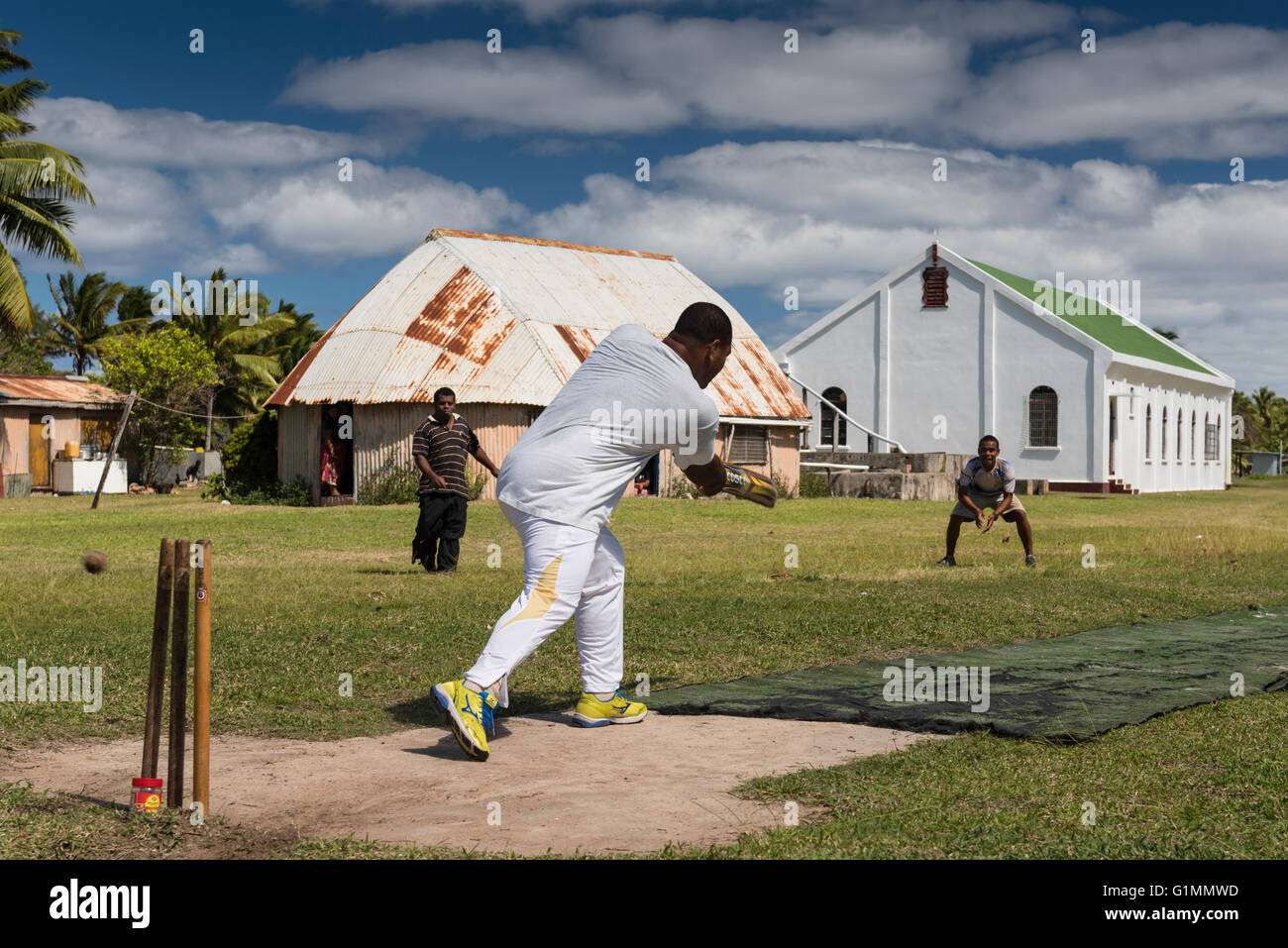 Ciò che la sinistra britannica Figi! Mercoledì partita di cricket sulla striscia di fronte la Chiesa Metodista e Kelepi è battere. Namuka-i-Lau, Isole Figi Foto Stock