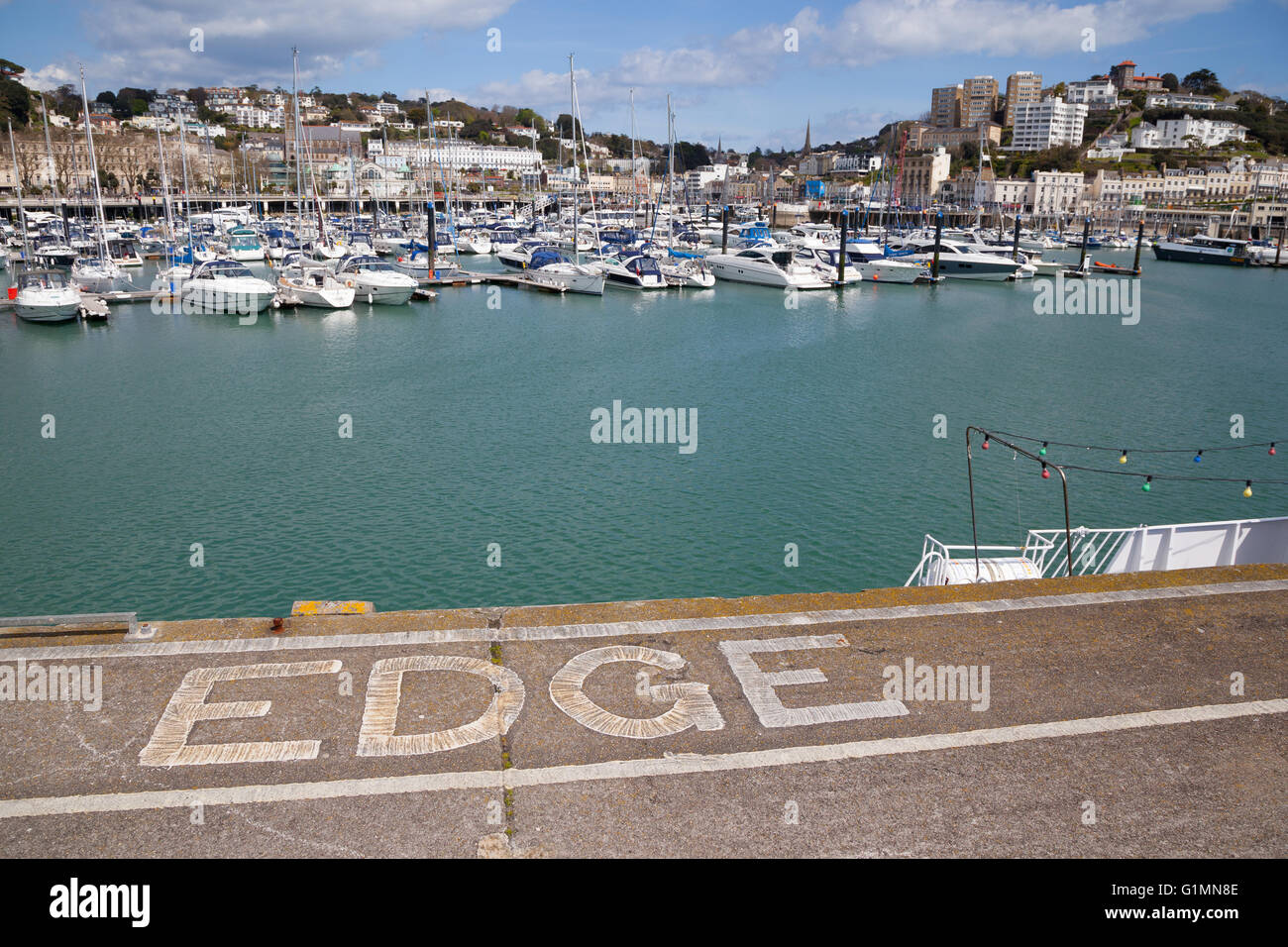 Una vista del porto di Torquay, guardando verso il Teatro Principessa. Foto Stock