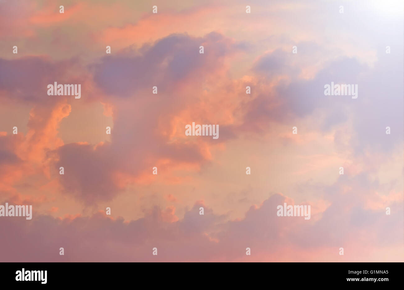 Bellezza Nuvole rosa nel miracolo del tramonto Cielo Foto Stock