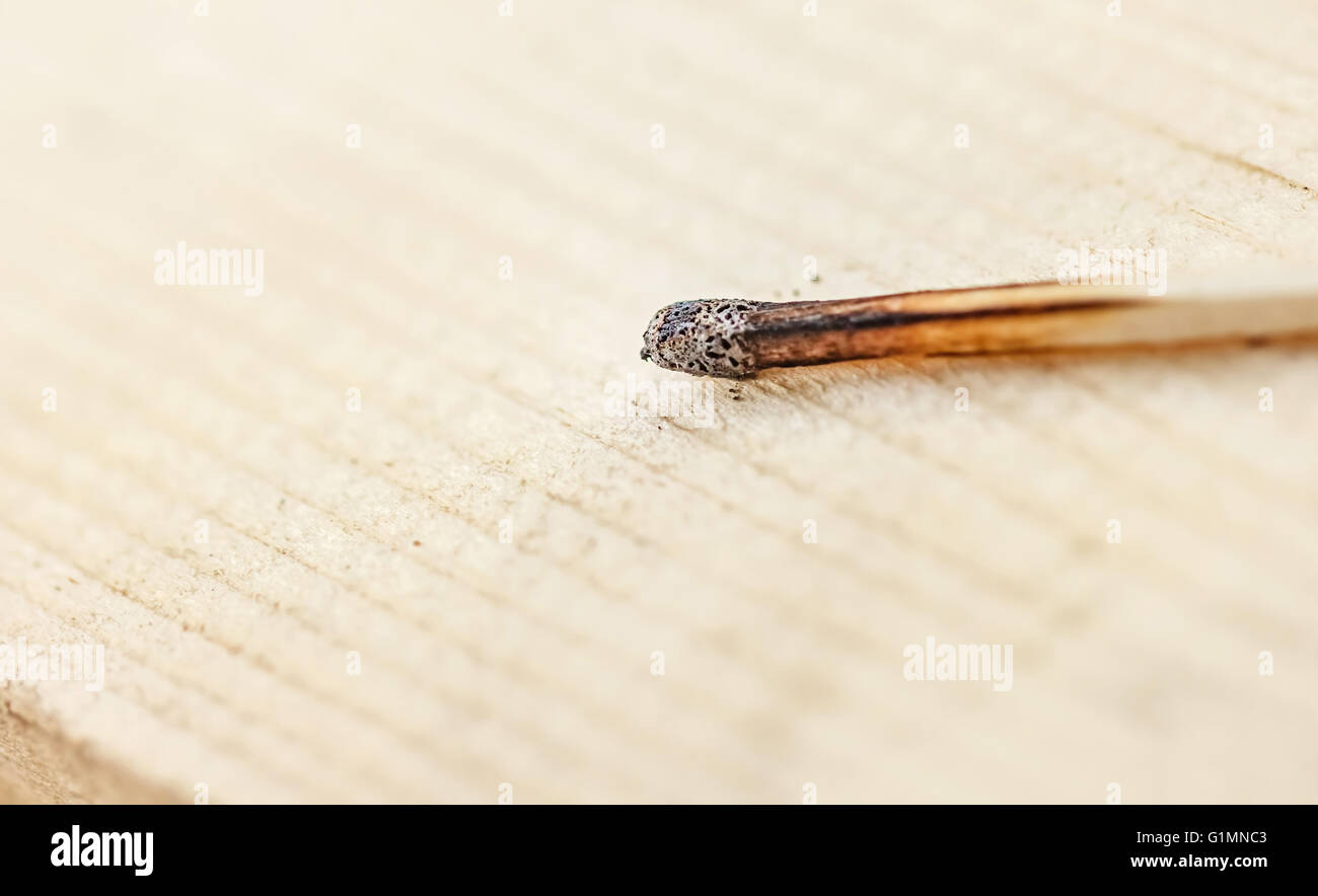 Bruciò big match sul luminoso sullo sfondo di legno Foto Stock