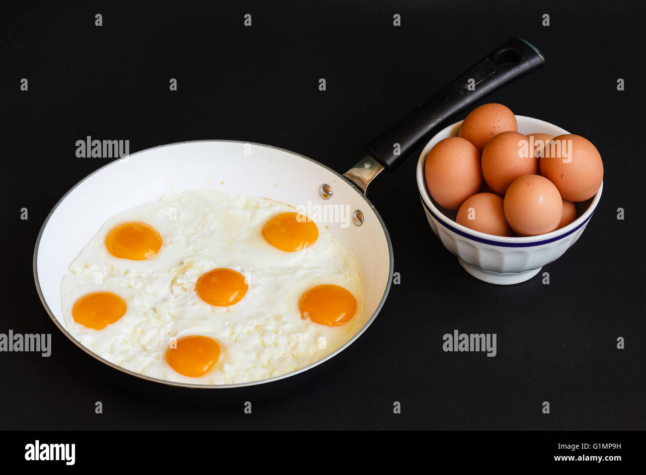 Per il pranzo o la cena per la cottura di uova fritte in un fryng pan come una proteina alimentare Foto Stock