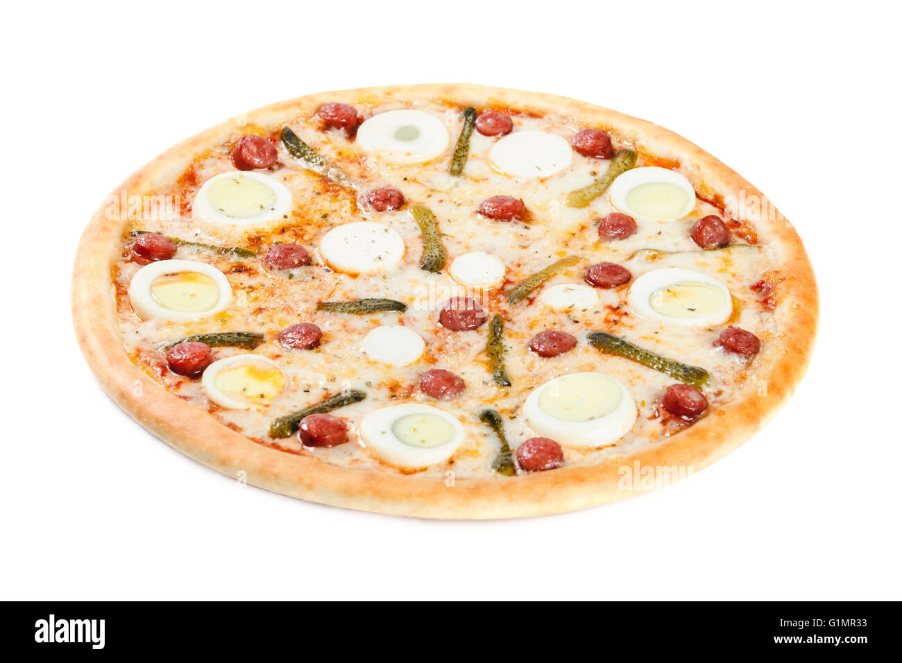 Pizza con le uova, cornichon e caccia salsicce isolato su sfondo bianco Foto Stock