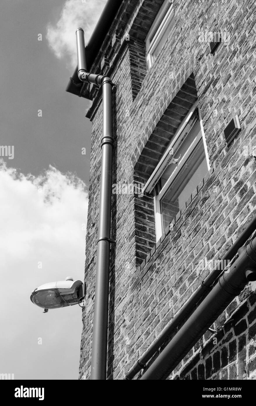 Vista verticale di un ex mulino ora utilizzato come uffici moderni in una città tipica. Foto Stock