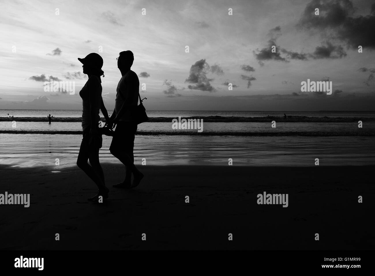 Un paio di camminare sulla spiaggia Foto Stock