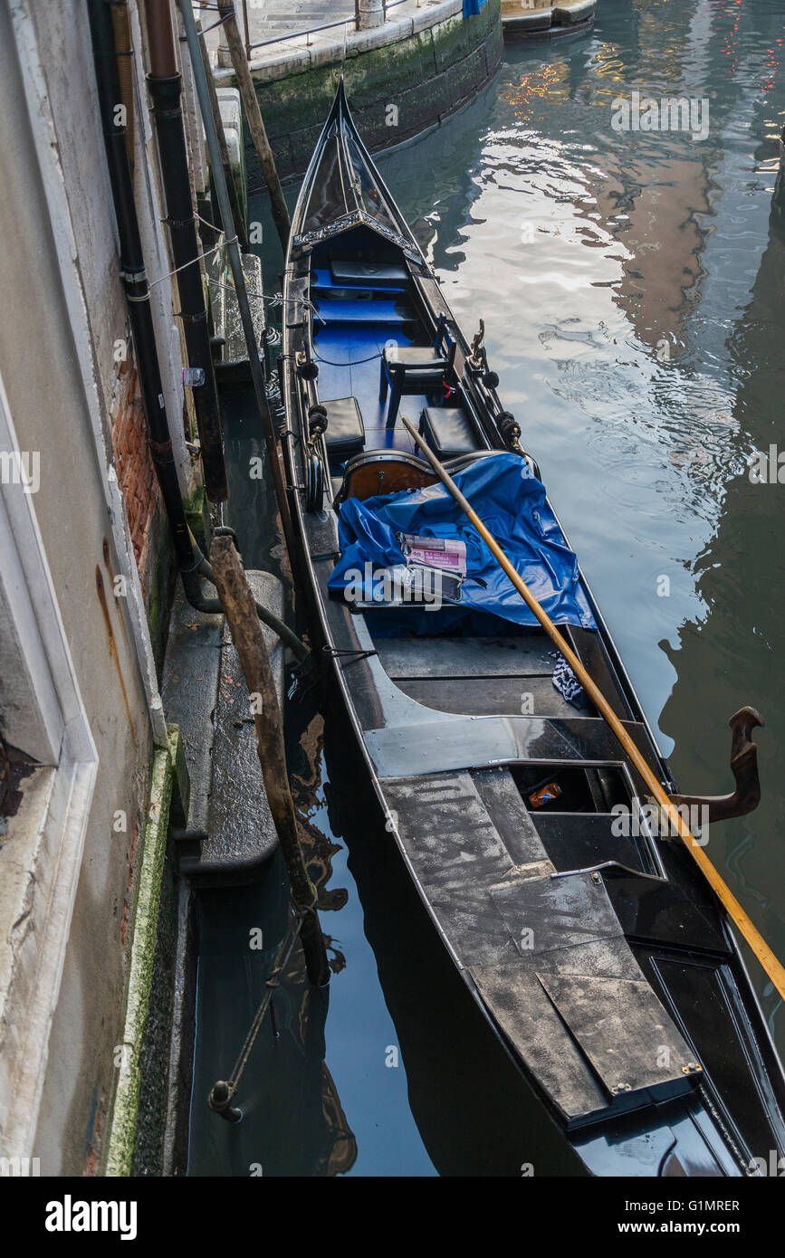 Gondola in un canale dietro Piazza San Marco Foto Stock