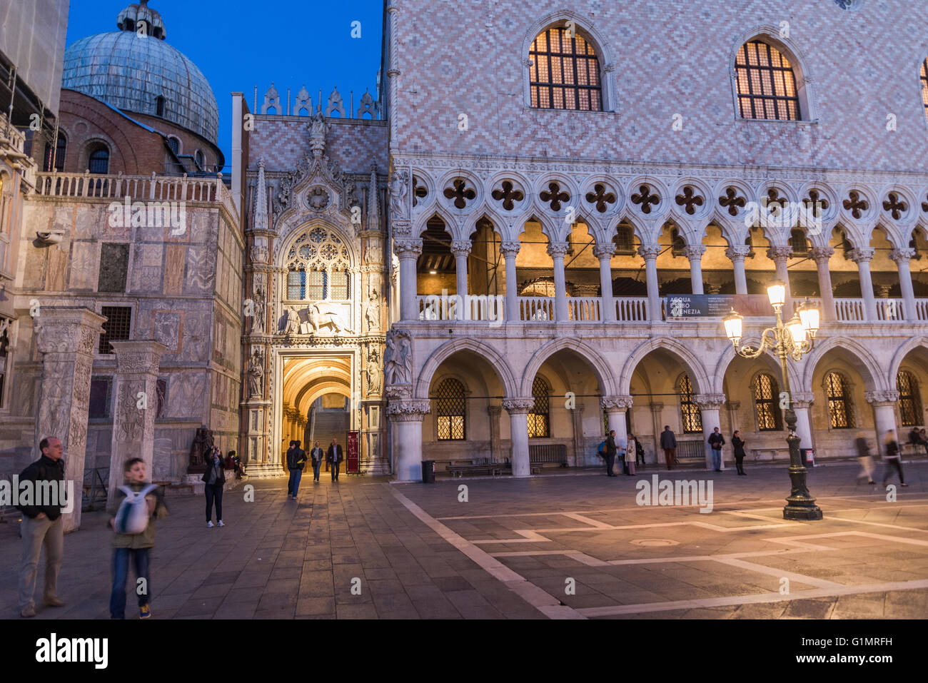 Palazzo Ducale e la Basilica di San Marco e di notte visto da Piazza San Marco Foto Stock