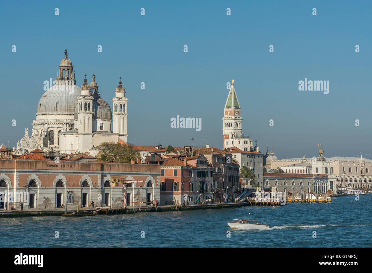 La Basilica di Santa Maria della Salute, Punta della Dogana, il Campanile di San Marco visto dal Canale della Giudecca Foto Stock