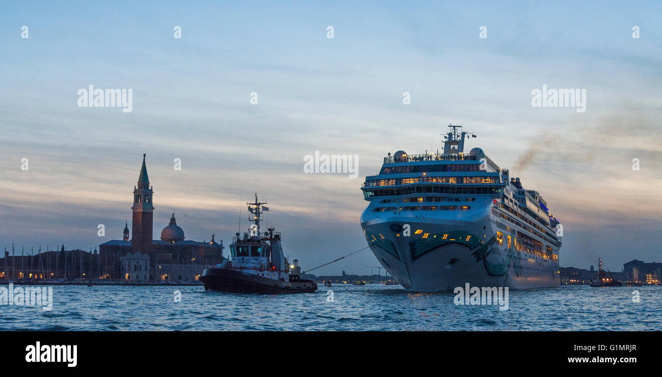 Nave da crociera Jade norvegese lascia Venezia e attraversando San Giorgio Maggiore di sera Foto Stock