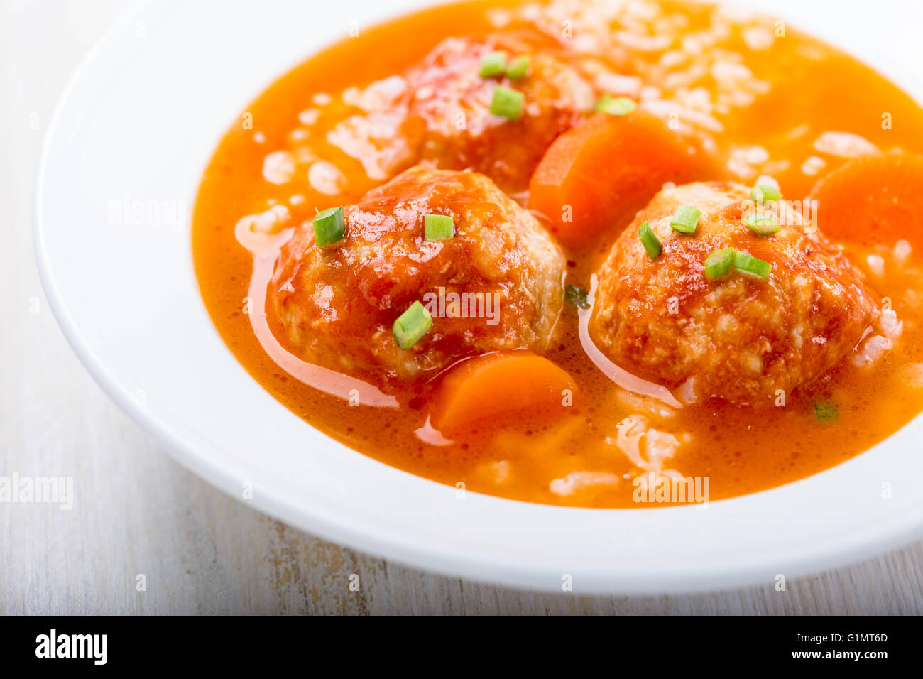 Fatti in casa con le polpette di pollo zuppa di riso nella piastra bianca, quick, caldo e delizioso Winter Warmer pasto Foto Stock