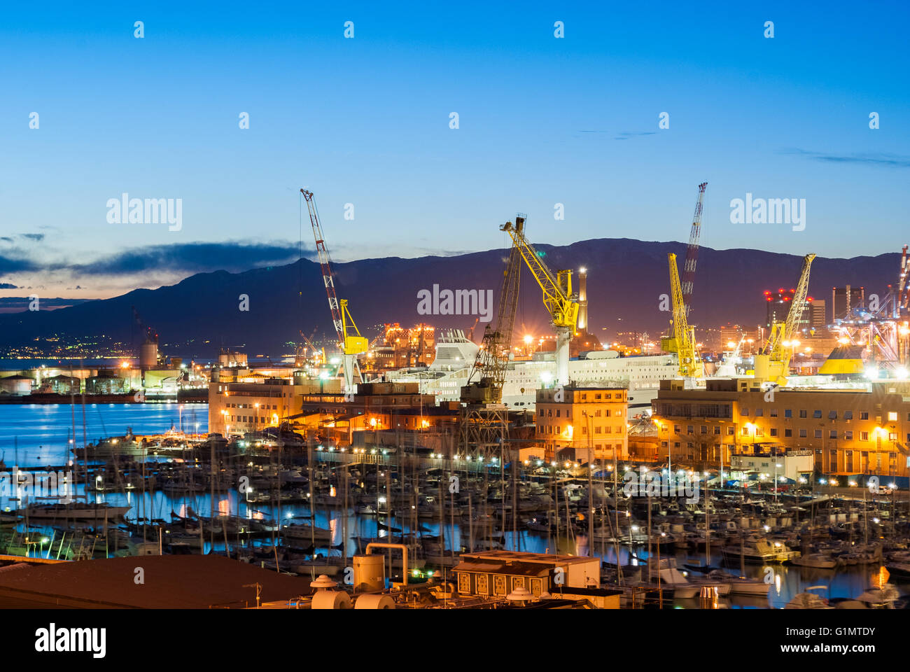 Il porto di Genova in serata Foto Stock