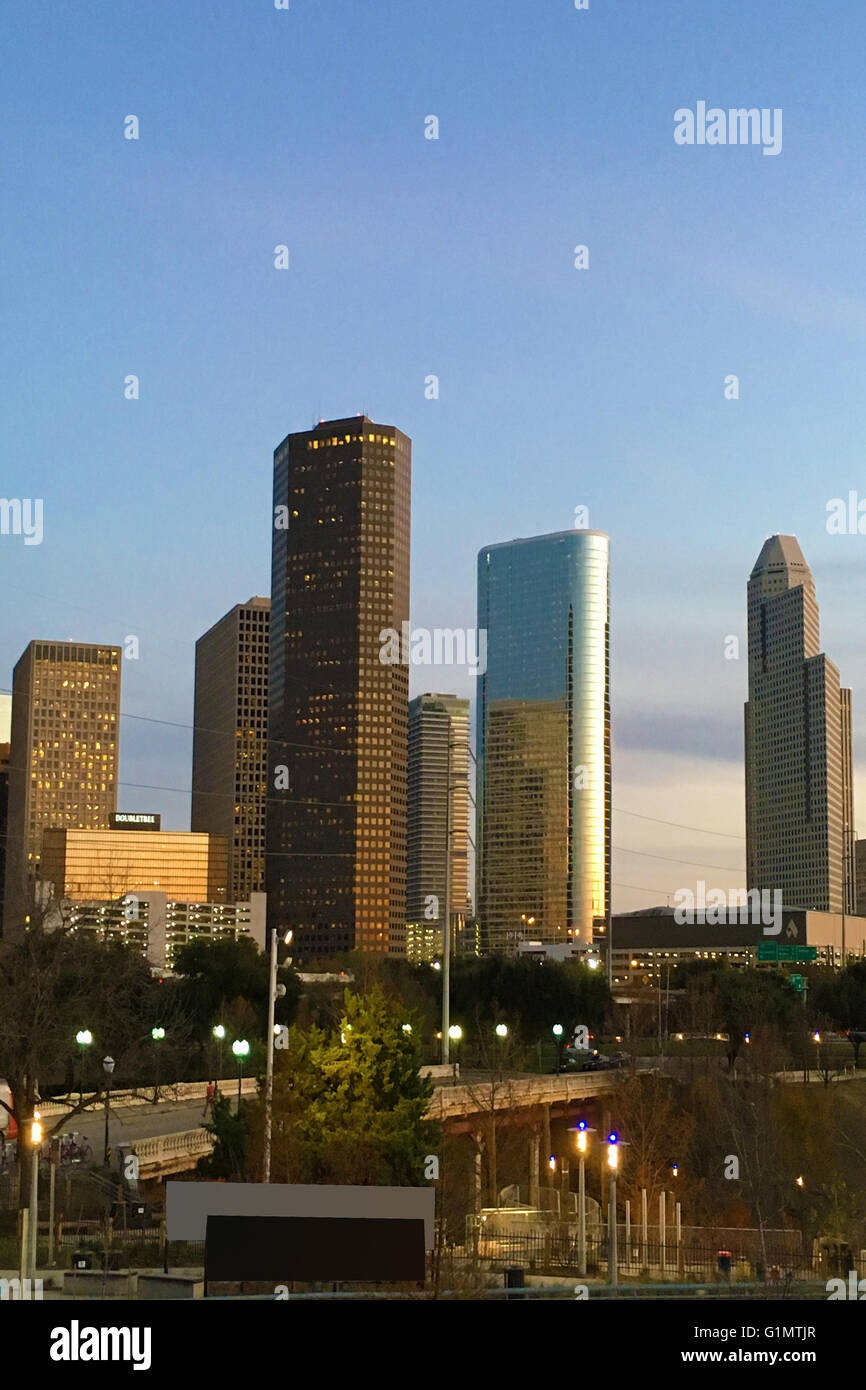 Un verticale di Houston skyline al crepuscolo Foto Stock