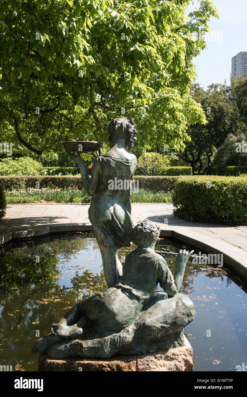 Burnett fontana nel giardino, al Central Park di New York, Stati Uniti d'America Foto Stock