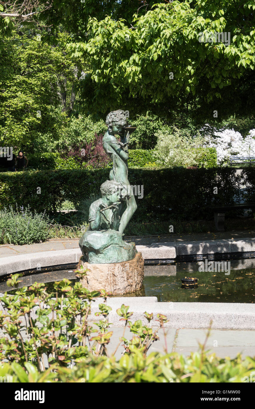 Burnett fontana nel giardino, al Central Park di New York, Stati Uniti d'America Foto Stock