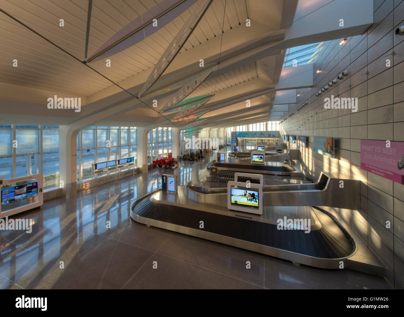 Eisenhower aeroporto nazionale, Wichita, KS. Vista interna da 2d piano decente per il reclamo bagagli. Foto Stock