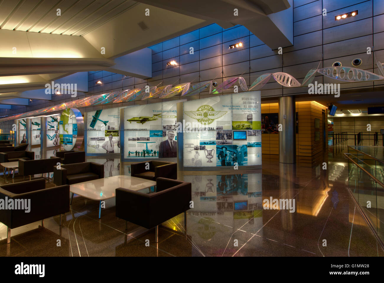 Eisenhower aeroporto nazionale, Wichita, KS, Stati Uniti d'America, mostrando 2d piano lounge, storico grafica e ingresso di sicurezza. Foto Stock