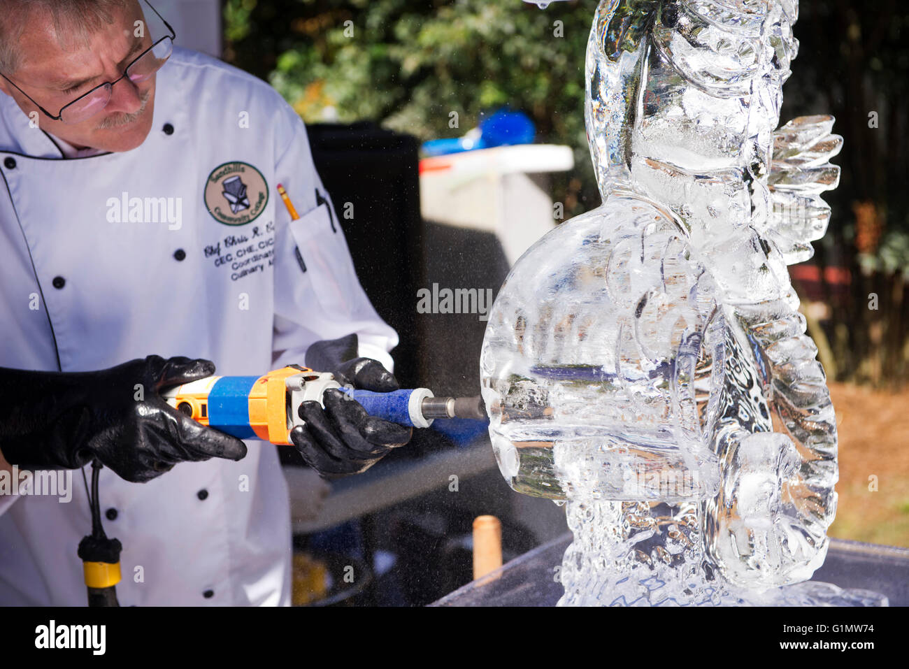 Chef Chris R Currier del Sandhills Arti Culinarie Programma a Sandhills Community College in Pinehurst NC scultura su ghiaccio Foto Stock