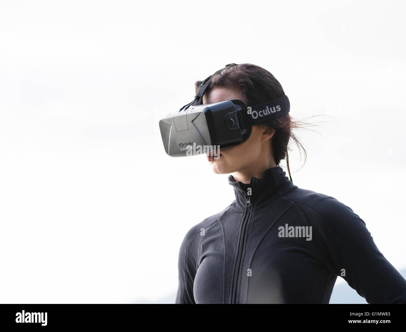 Giovane donna caucasica indossando Oculus Rift in realtà virtuale auricolare, il Kit di sviluppo Versione 2 Foto Stock