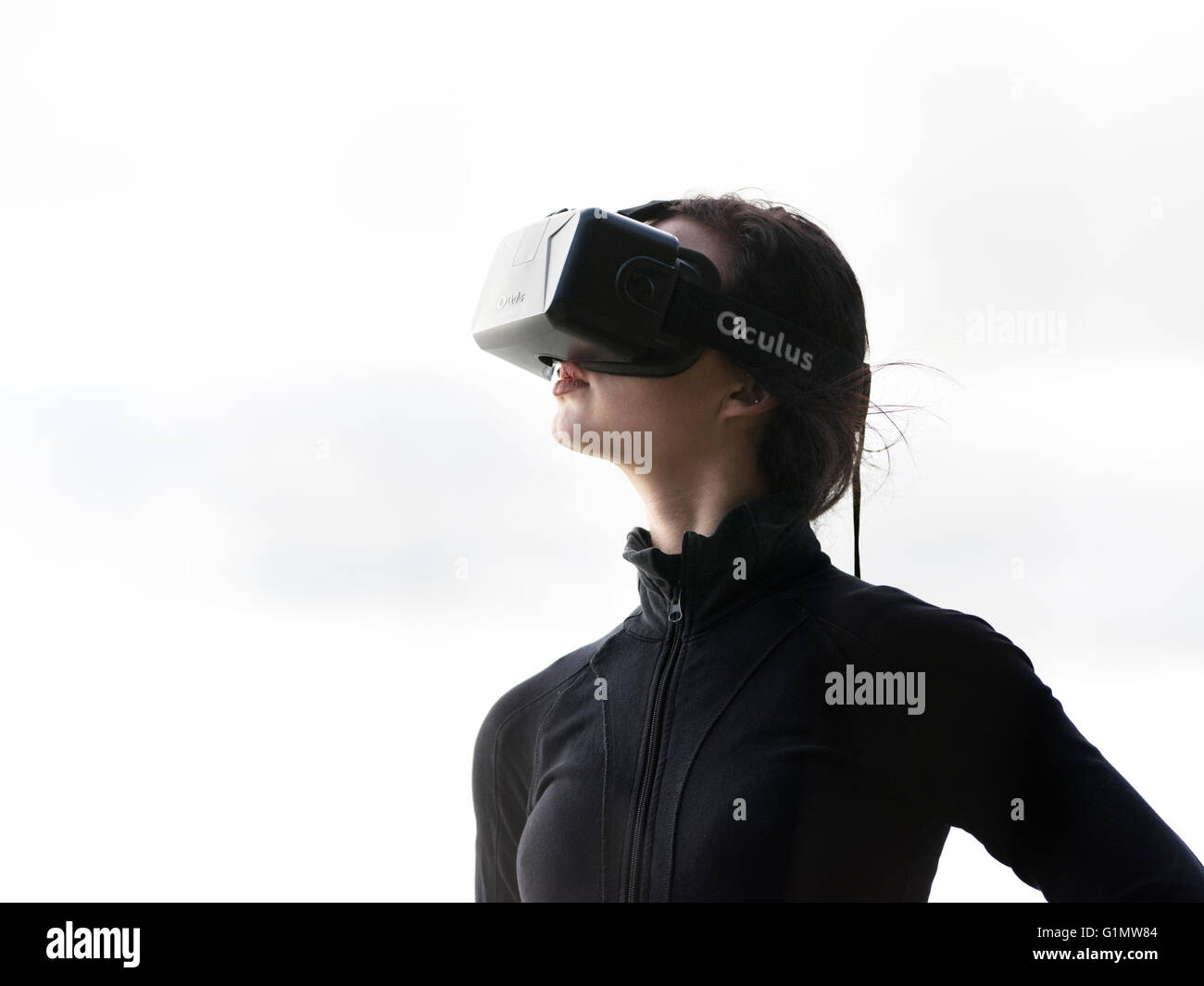 Giovane donna caucasica indossando Oculus Rift in realtà virtuale auricolare, il Kit di sviluppo Versione 2 Foto Stock
