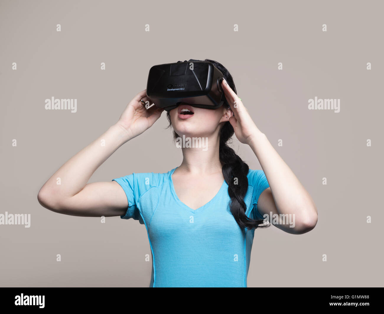Giovane donna caucasica indossando Oculus Rift in realtà virtuale auricolare, il Kit di sviluppo Versione 2 Foto Stock