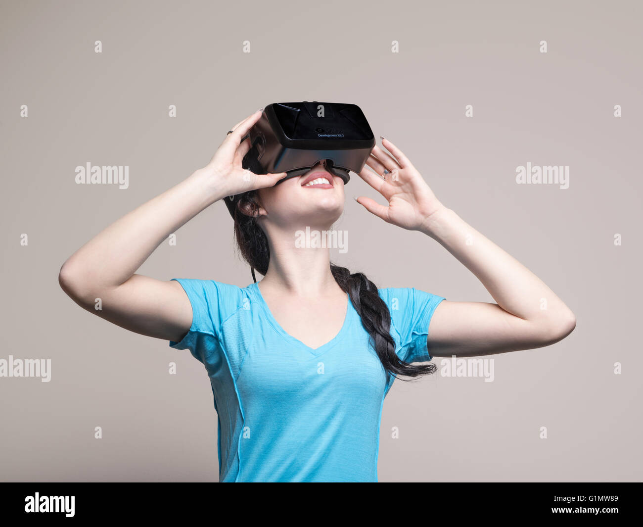 Giovane donna caucasica indossando Oculus Rift in realtà virtuale auricolare, il Kit di sviluppo Versione 2 Foto Stock