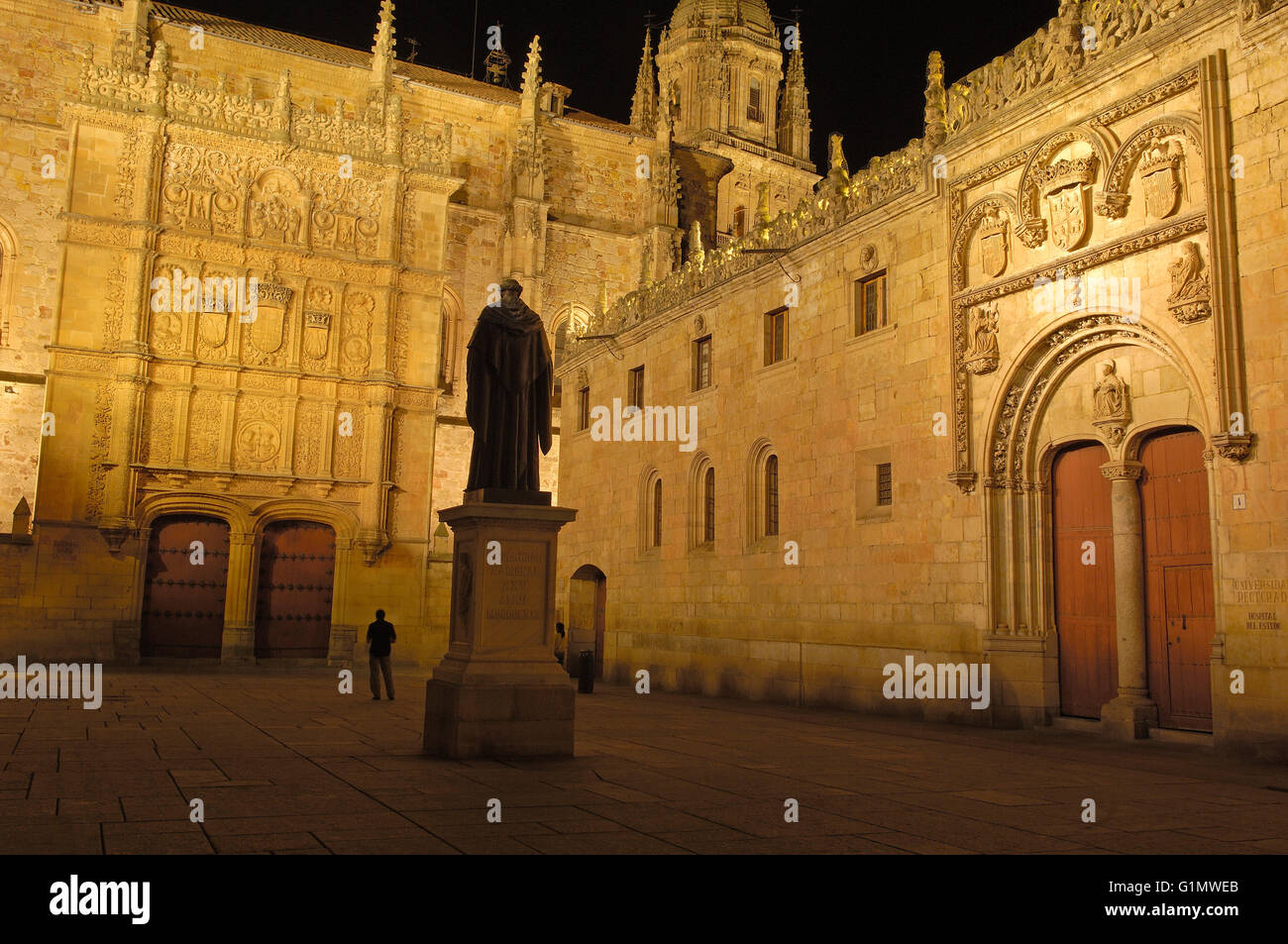 Salamanca. Fray Luís Ponce de León statua, Università facciata. Università di Salamanca, Castilla Leon, Spagna. Foto Stock