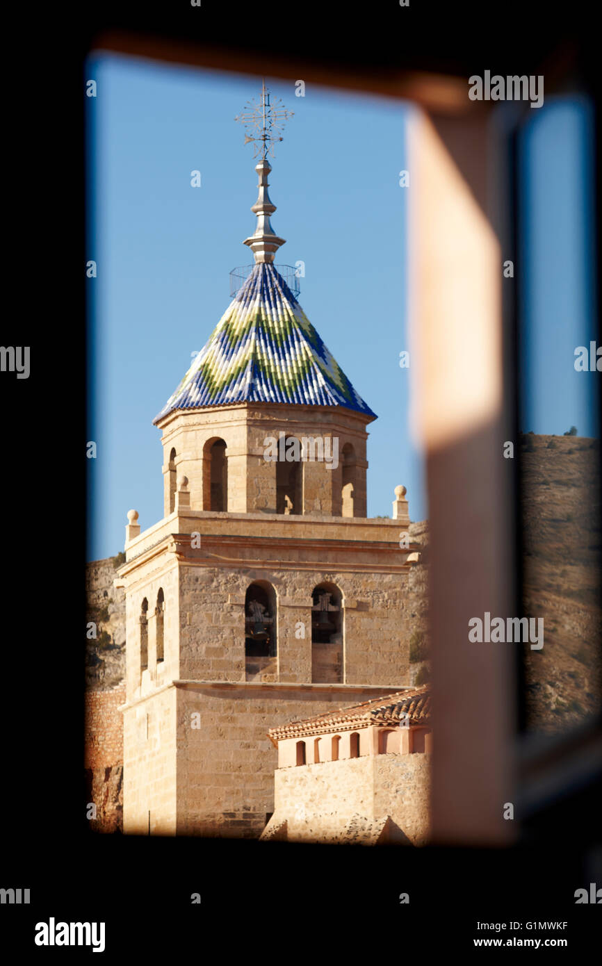 La torre della cattedrale a Albarracin. Spagna. Vista da una finestra. In verticale Foto Stock