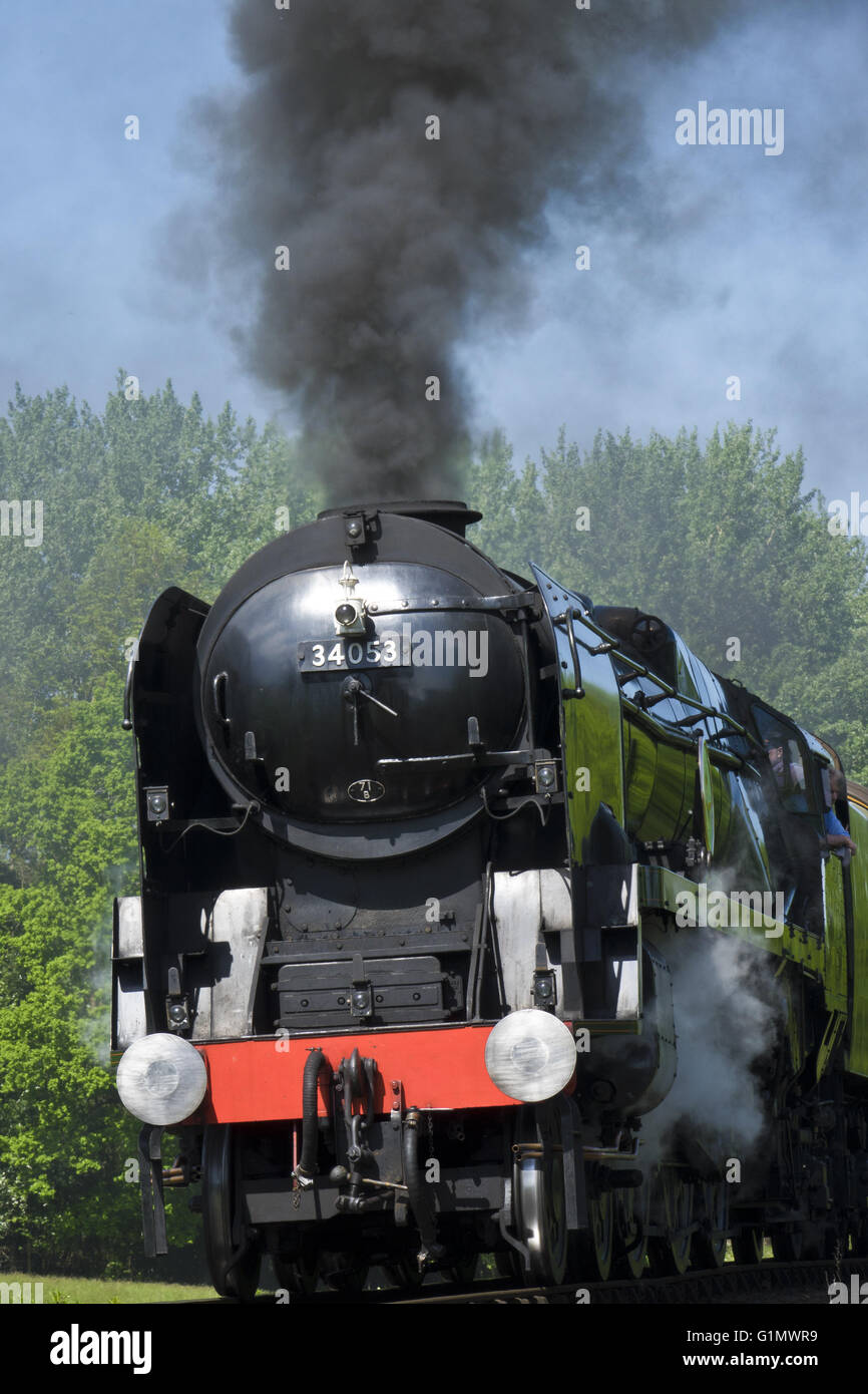 34053 Sir Keith Park locomotive a vapore con fumo di carbone da imbuto lasciando Hampton stazione Loade Severn Valley Railway Foto Stock