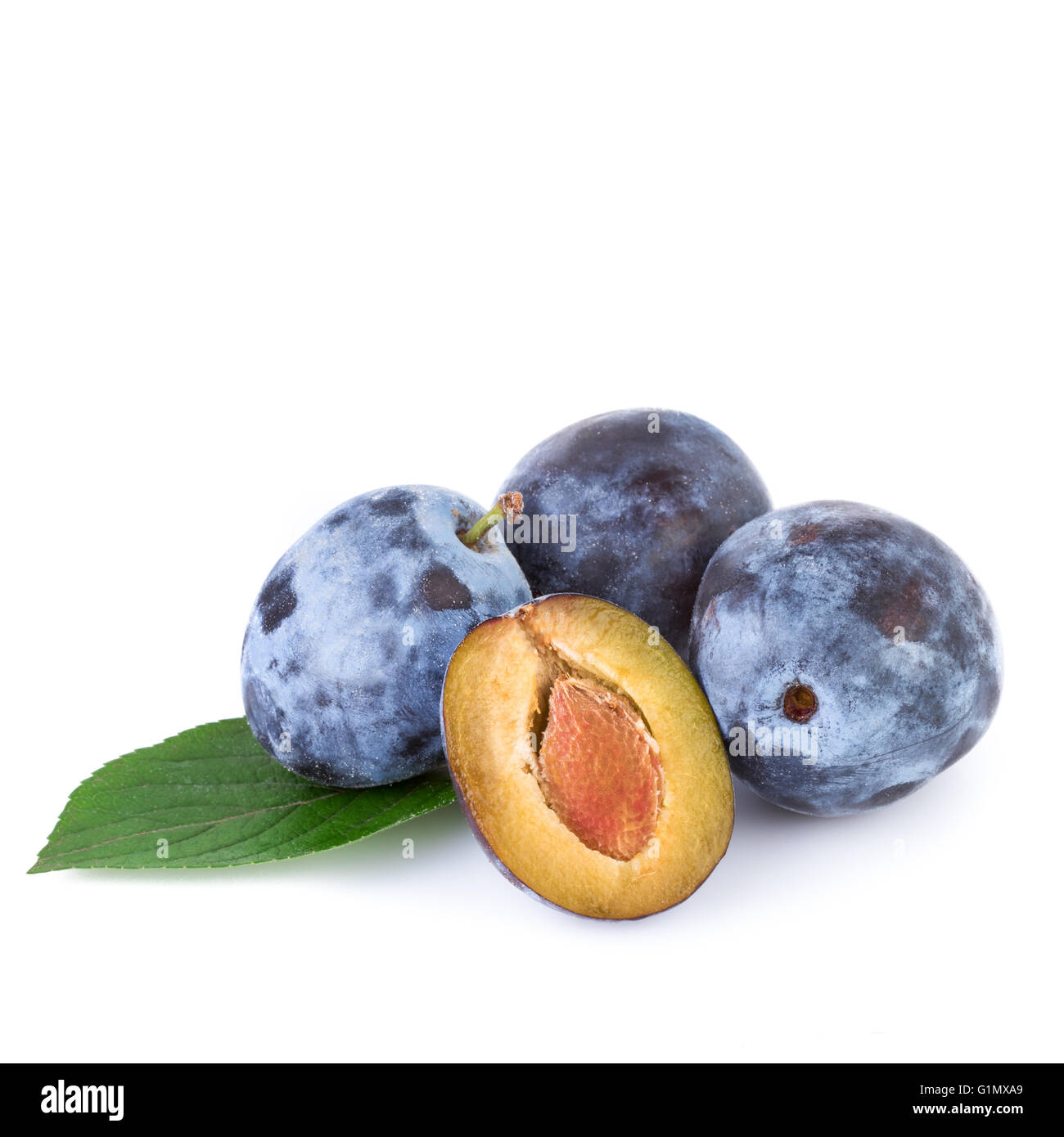 Le prugne frutta organica con foglia sul bianco con copia spazio. Foto Stock