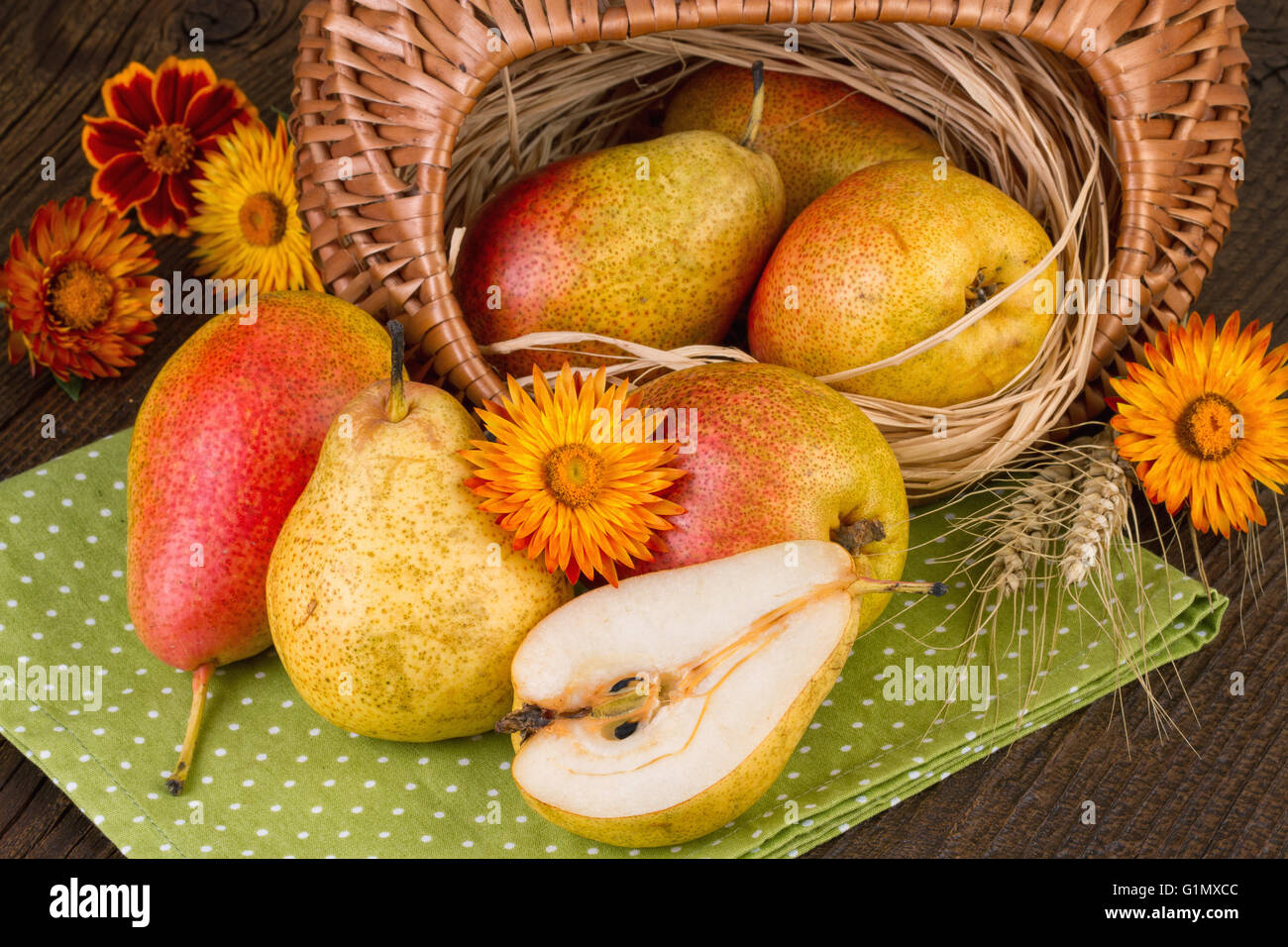 Cesto di frutta di pere in stile retrò. La Giornata del ringraziamento decorazione. Foto Stock