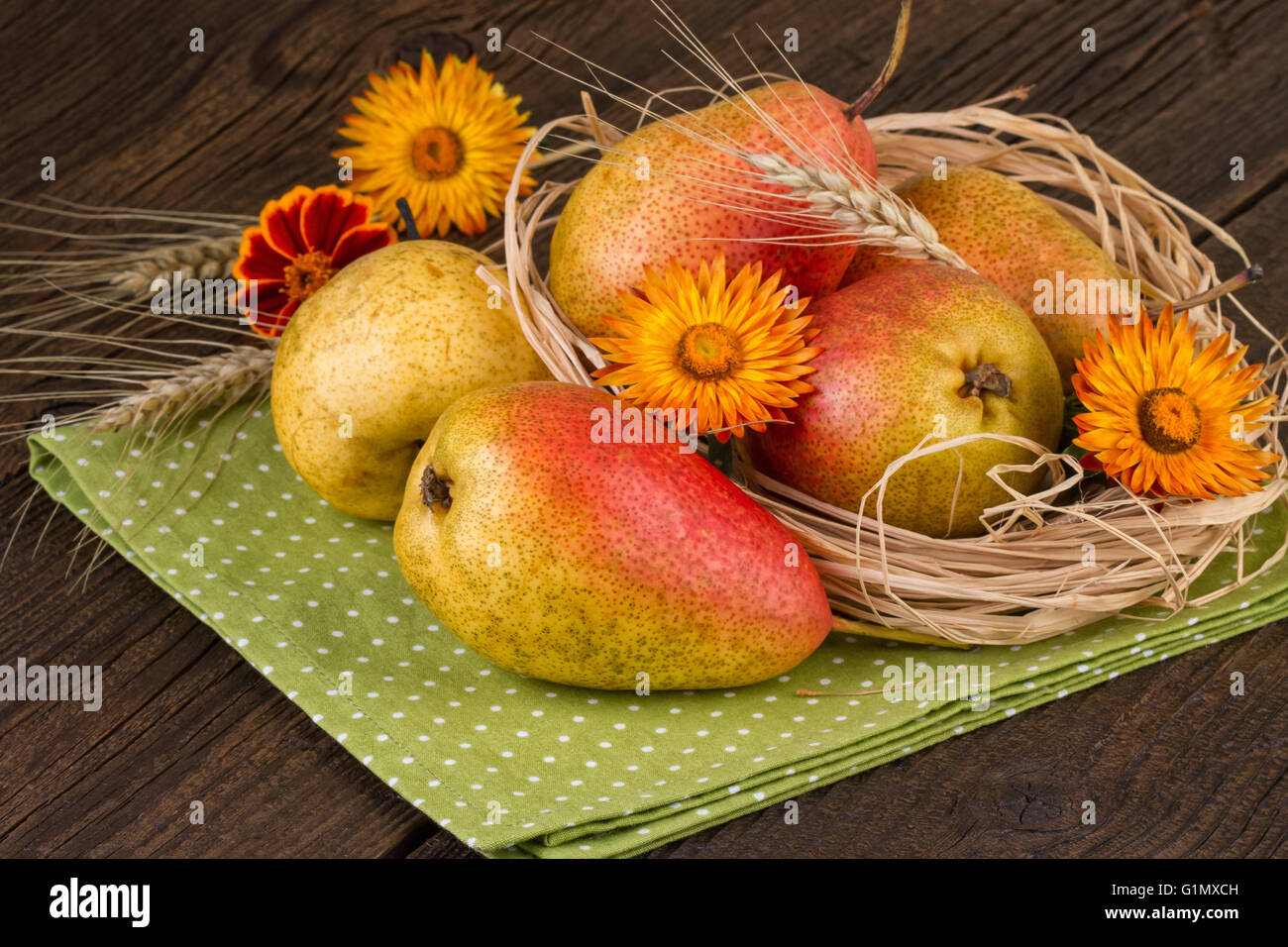La Giornata del ringraziamento decorazione con pere mature decorato con fiori e grano. Foto Stock