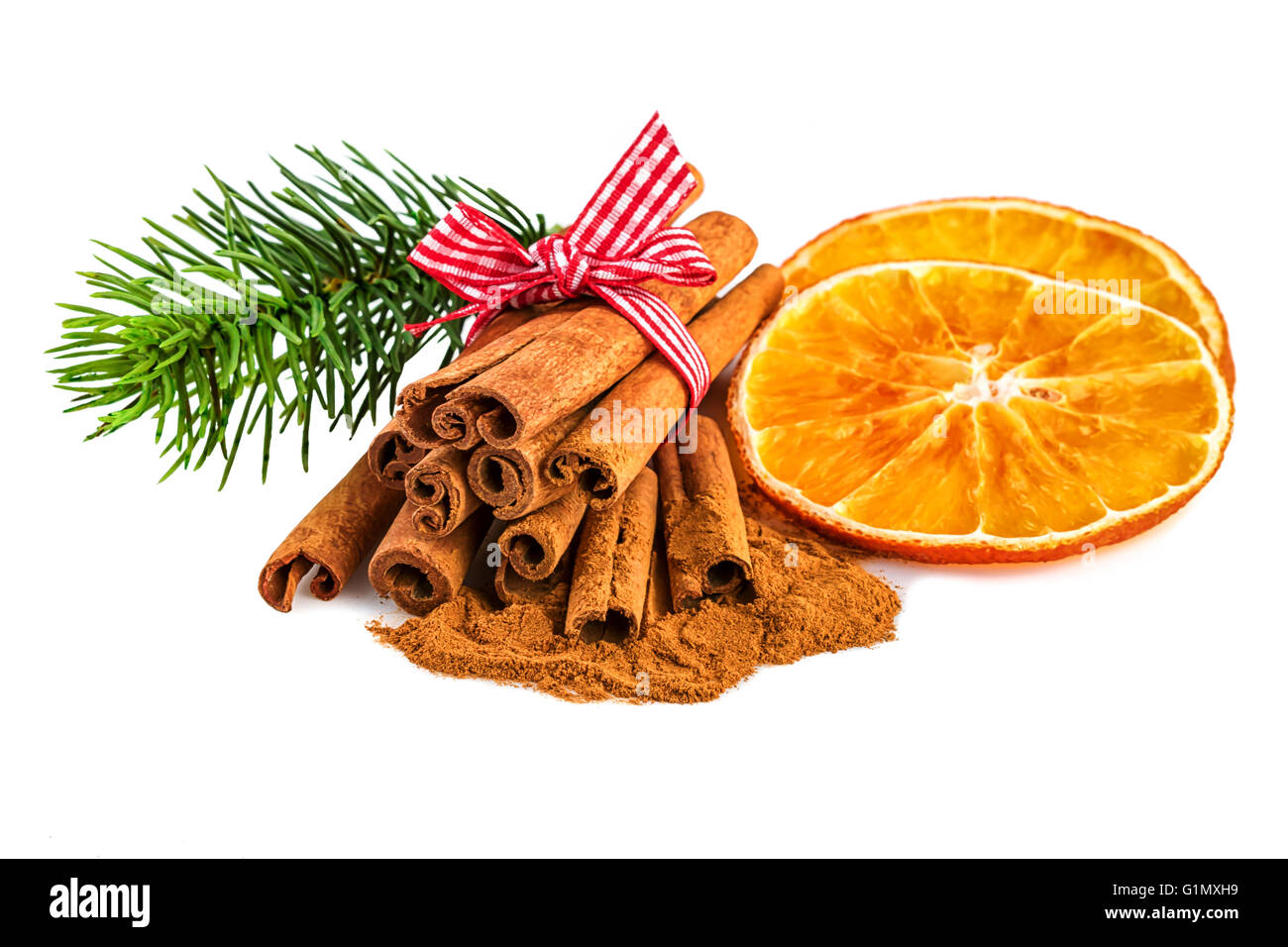 Fettine di arancia con cannella e fir ramo sul bianco. Natale decorazione rustica su sfondo bianco. Foto Stock