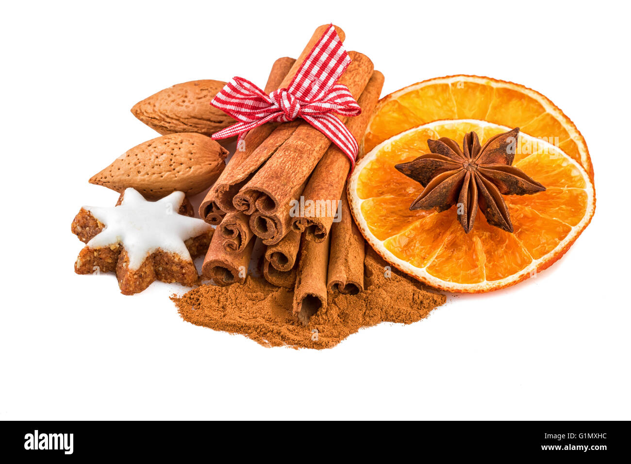 Natale decorazione di spezie con cannella, anice, mandorla dadi e fettine di arancia. Foto Stock