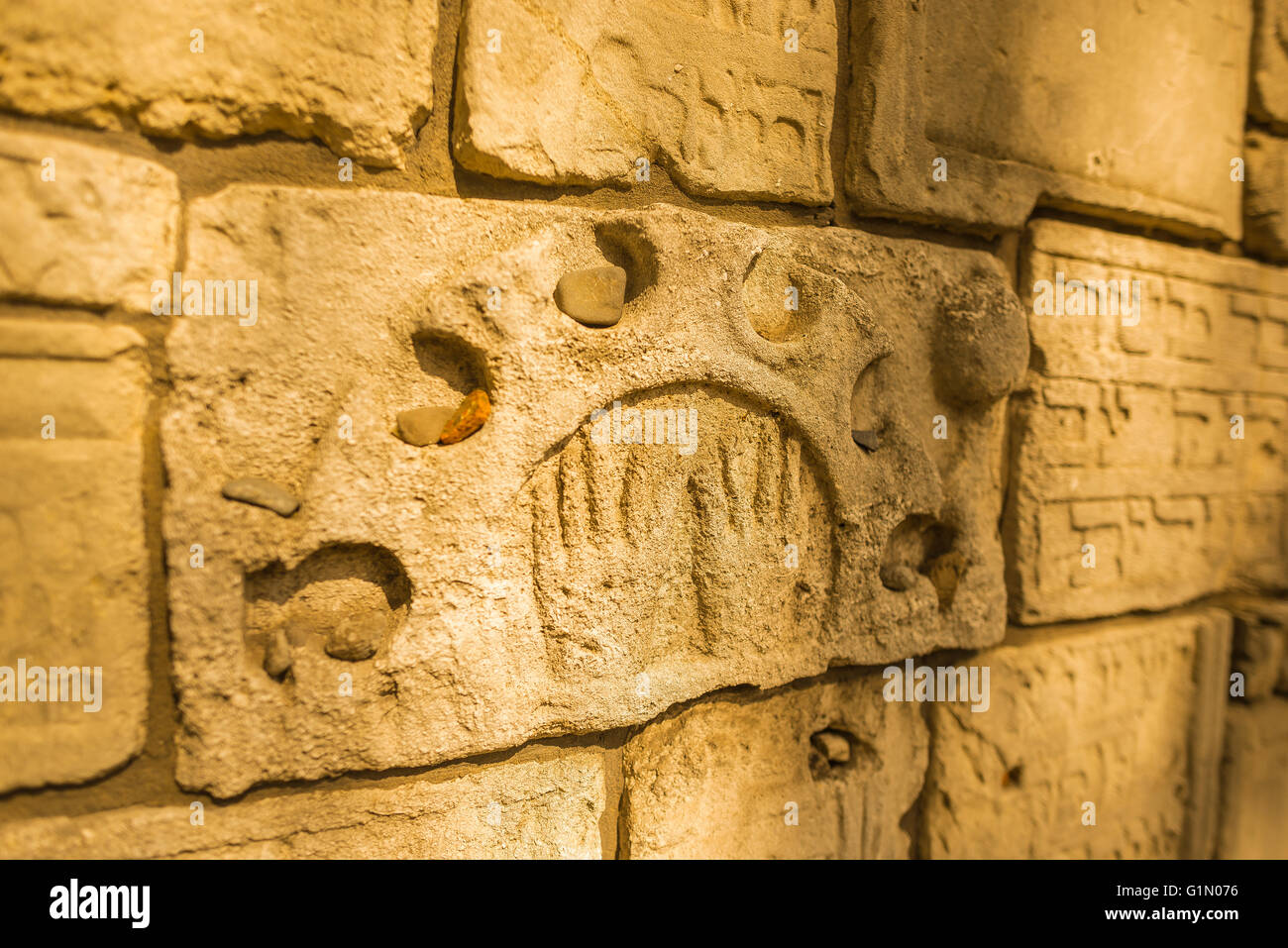 Cimitero di Kazimierz Cracovia, dettaglio di un muro di pianto composto da frammenti rotti di lapidi all'interno del cimitero ebraico di Remuh a Cracovia, Polonia. Foto Stock