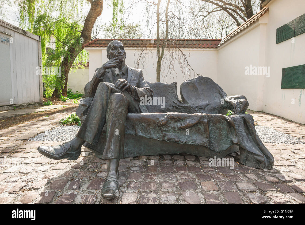 Jan Karski Krakow, vista della statua dell'emissario polacco Jan Karski accanto alla Sinagoga Remuh nel quartiere ebraico Kazimierz di Cracovia, Polonia. Foto Stock